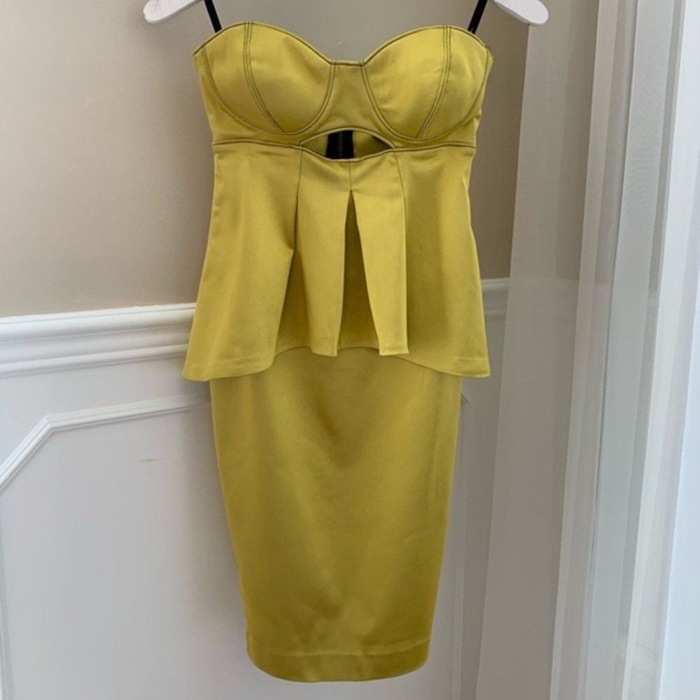 Bebe size 2 satin keyhole dress